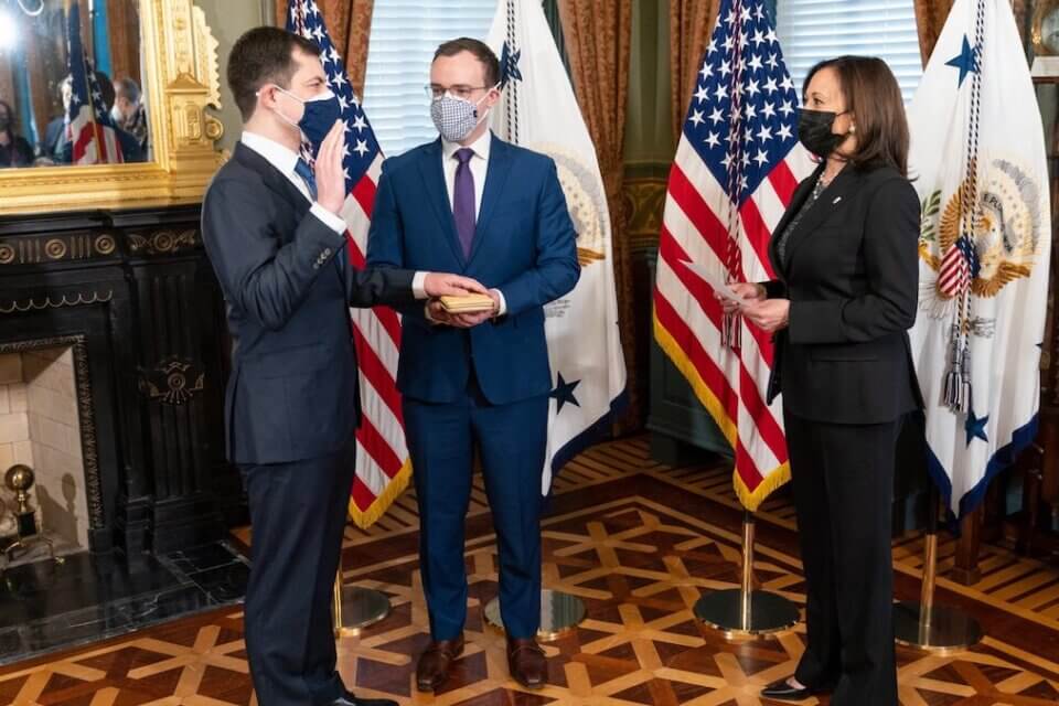 Joe Biden e Kamala Harris rendono omaggio alla nomina di Pete Buttigieg: “hai fatto la Storia”