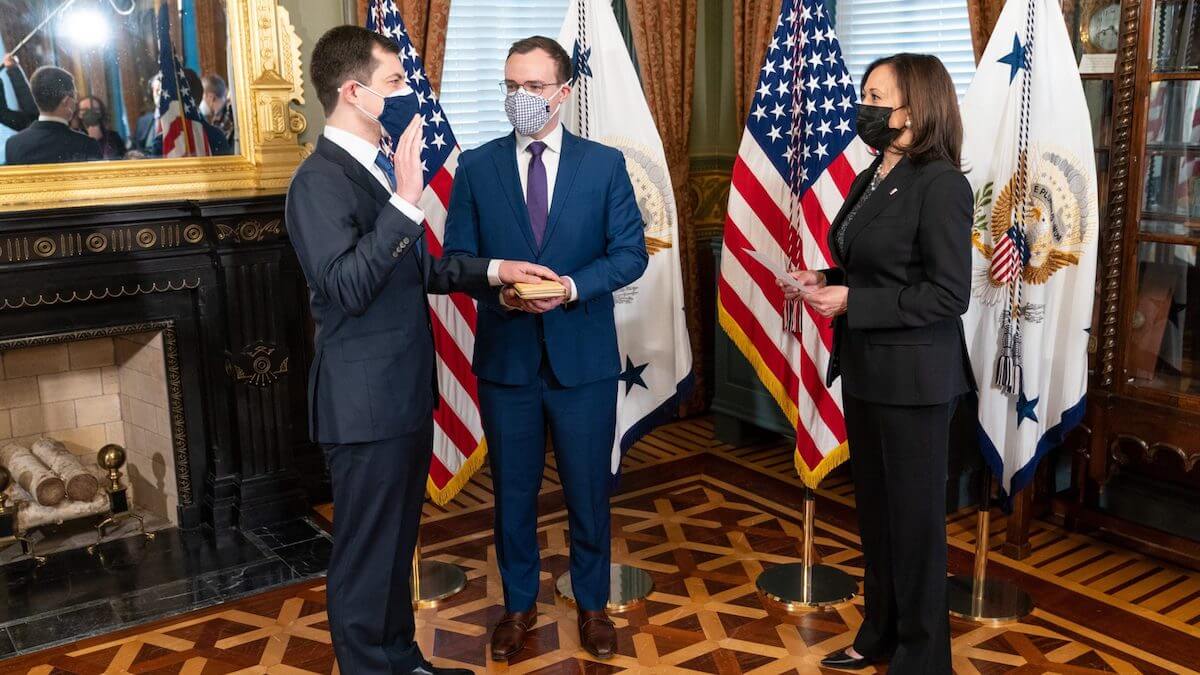 Joe Biden e Kamala Harris rendono omaggio alla nomina di Pete Buttigieg: “hai fatto la Storia”