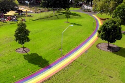 Sydney, inaugurato un meraviglioso percorso rainbow per celebrare il matrimonio egualitario - VIDEO - Sydney inaugurato un meraviglioso percorso rainbow per celebrare il matrimonio egualitario - Gay.it