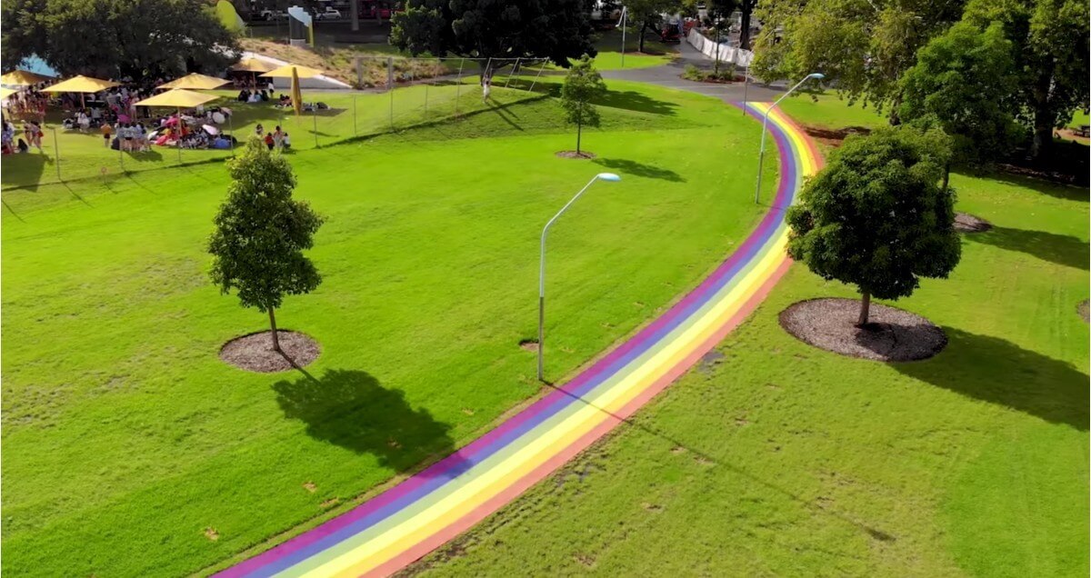 Sydney, inaugurato un meraviglioso percorso rainbow per celebrare il matrimonio egualitario – VIDEO