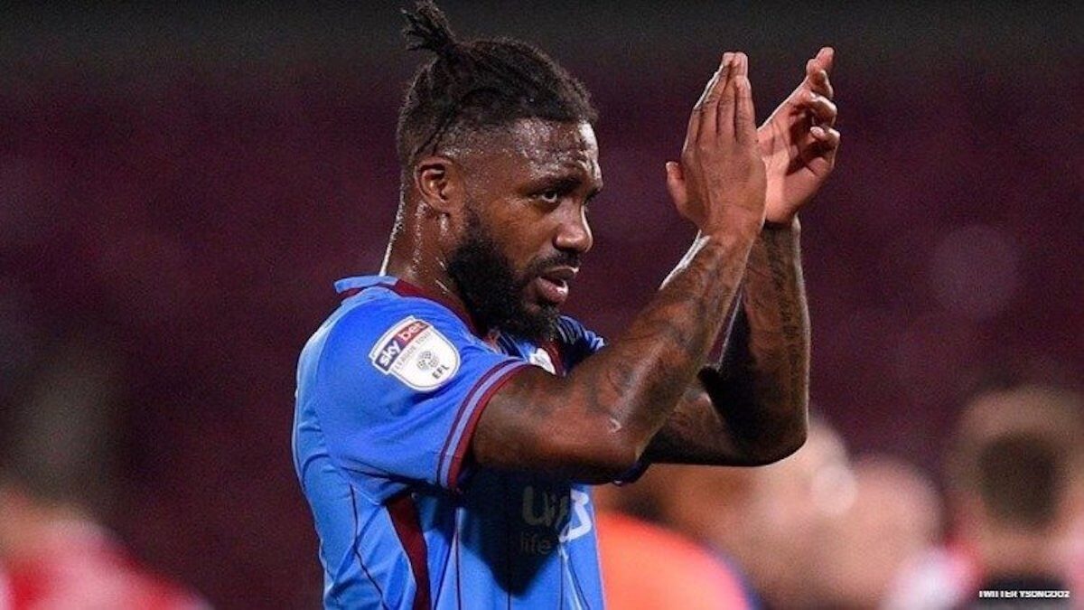 Yann Songo’o, insulti omofobi in campo: rischia 12 giornate di squalifica