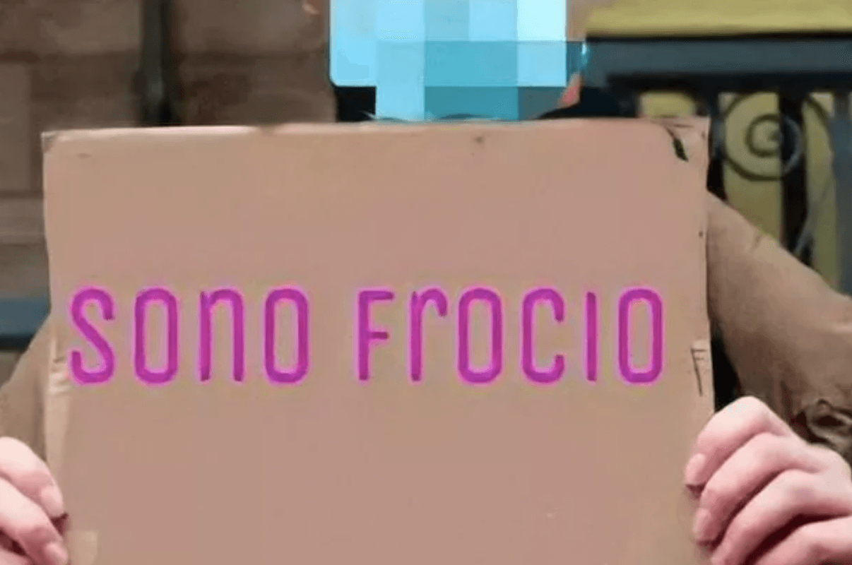 Omofobia a Sora: studenti modificano cartello di un compagno con la scritta ‘Sono Fr*cio’