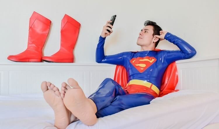 Cosplayheroboi, quando la passione per i supereroi arriva sotto le lenzuola - 2 - Gay.it