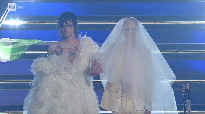 Sanremo 2021, Achille Lauro sposa e bacia Boss Doms: "Sono il rifiuto dell’appartenenza ad ogni ideologia" - Achille Lauro 2 - Gay.it
