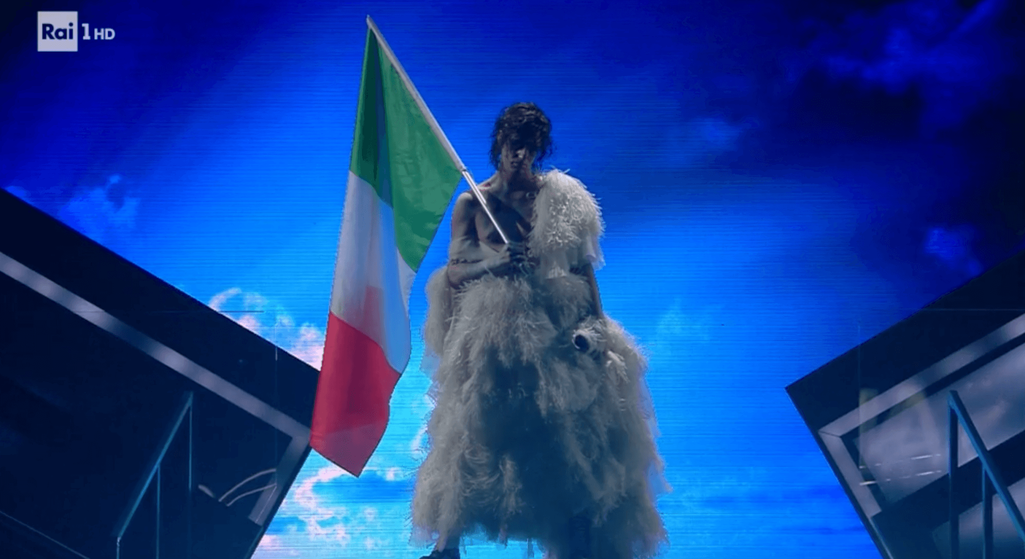 Sanremo 2021, Achille Lauro sposa e bacia Boss Doms: "Sono il rifiuto dell’appartenenza ad ogni ideologia" - Achille Lauro 3 1 - Gay.it