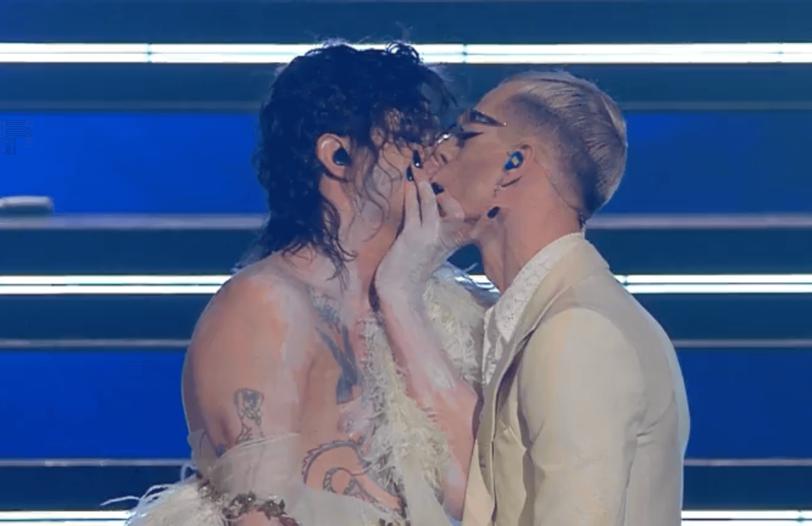Sanremo 2021, Achille Lauro sposa e bacia Boss Doms: "Sono il rifiuto dell’appartenenza ad ogni ideologia" - Achille Lauro 6 - Gay.it