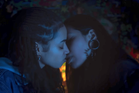 Sanremo 2021: Arisa, anche l'amore tra due donne nel video di "Potevi fare di più" - Arisa 2 - Gay.it