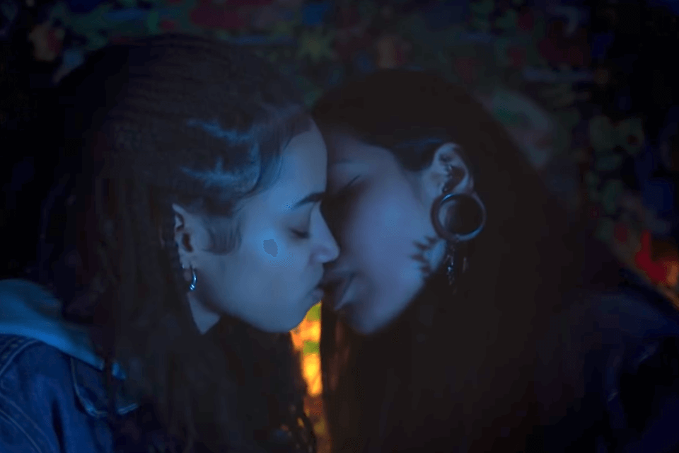 Sanremo 2021: Arisa, anche l’amore tra due donne nel video di “Potevi fare di più”
