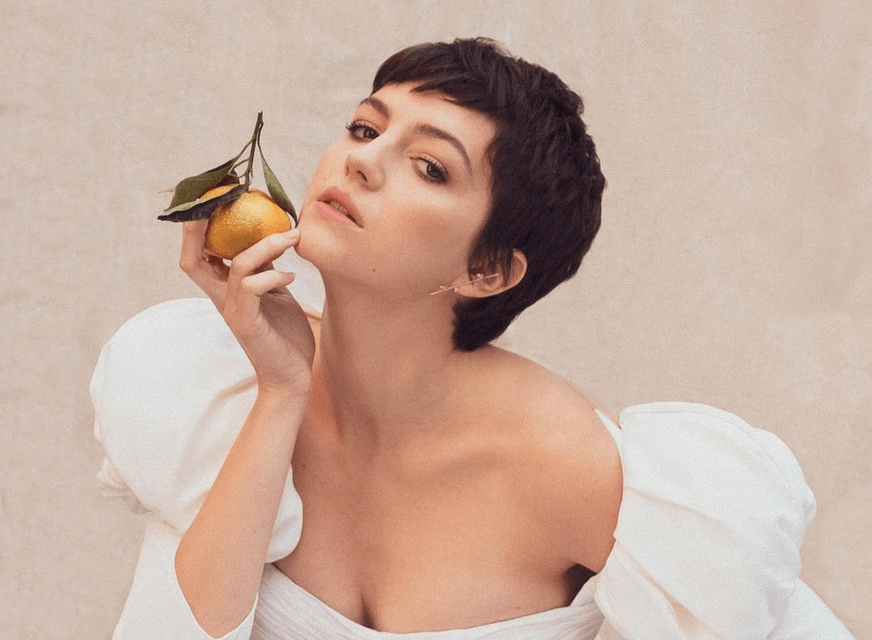 Ella Hunt di Dickinson fa coming out: “Sono felicemente queer”