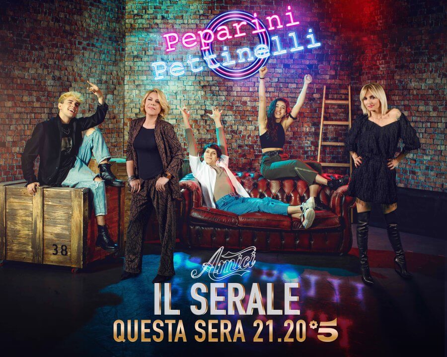 Amici 20, stasera al via il serale: giudici, ospiti e concorrenti - Ew7NpDzWQAI035X - Gay.it