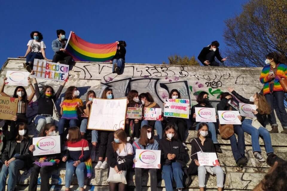 Bacio Chi Me Pare, una piazza arcobaleno al presidio romano contro l’omotransfobia - la Gallery e i Video - FOTO VALLE AURELIA PRESIDIO - Gay.it