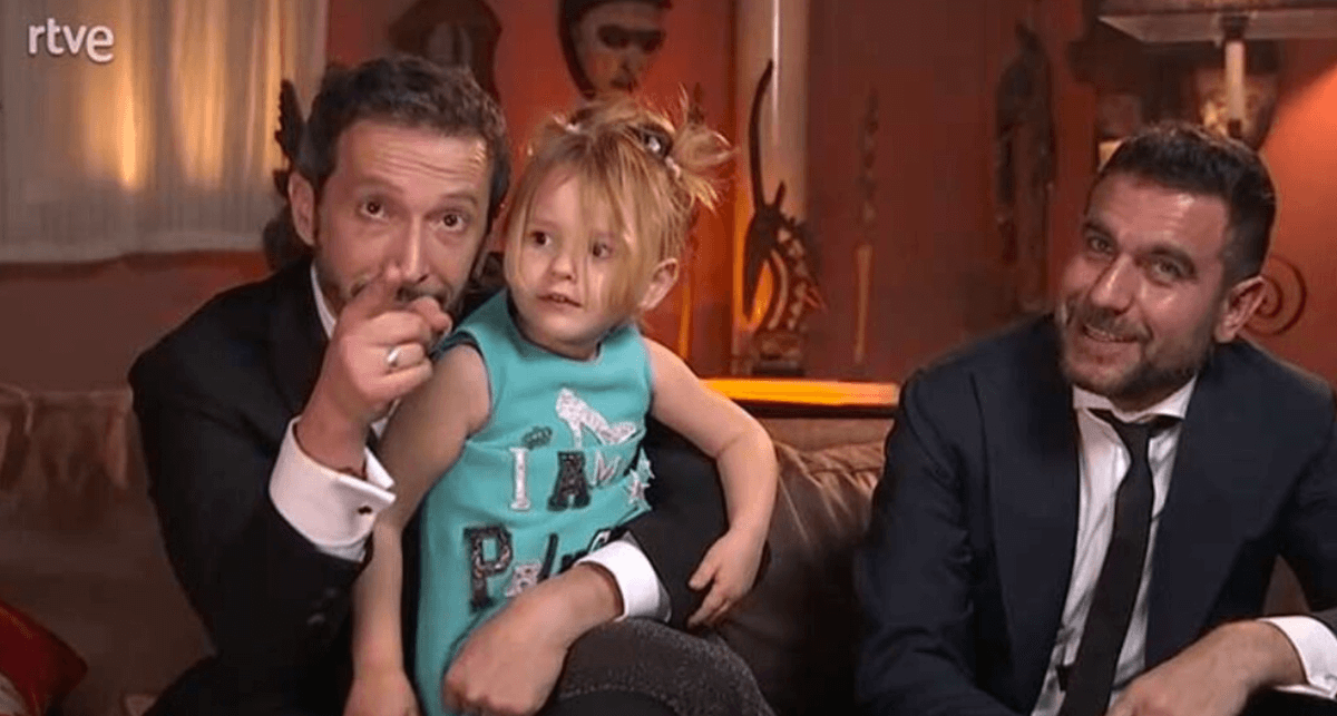 Goya 2021, Salvador Calvo presenta il fidanzato e sua figlia prima di vincere il premio come migliore regista – VIDEO