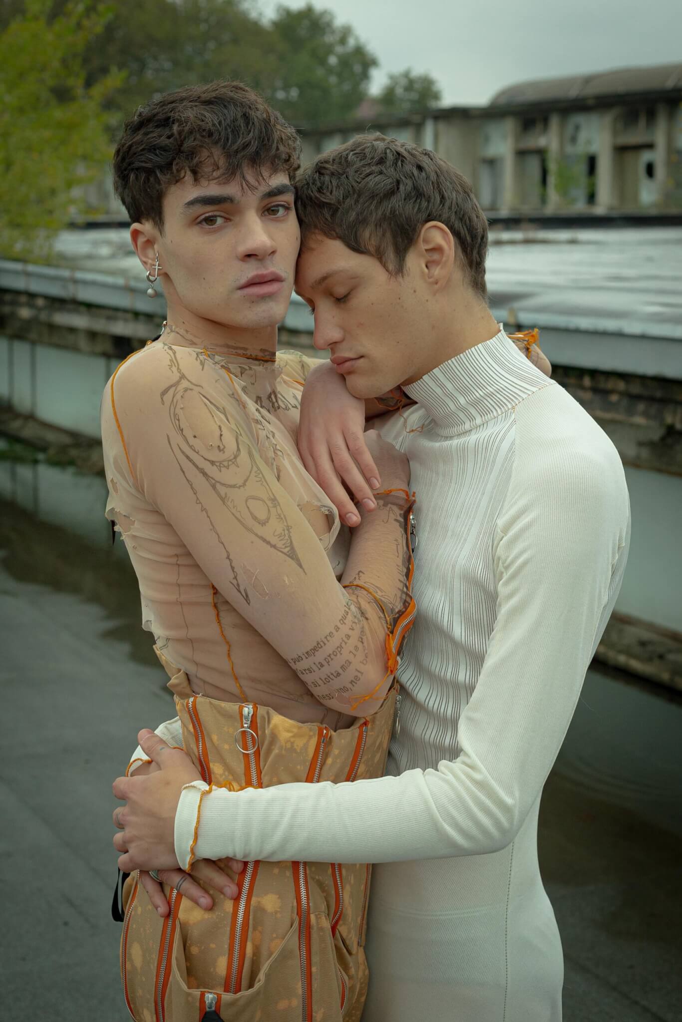 Lorenzo Seghezzi: il designer LGTBQ+ che combatte i clichè della moda italiana - Iago e Federico by Pietro Agostini scaled - Gay.it
