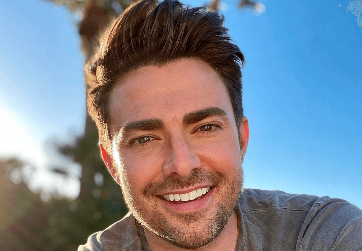 Jonathan Bennett: “A scuola mi urlavano fr*cio, anni di omofobia, poi il teatro mi ha salvato la vita”