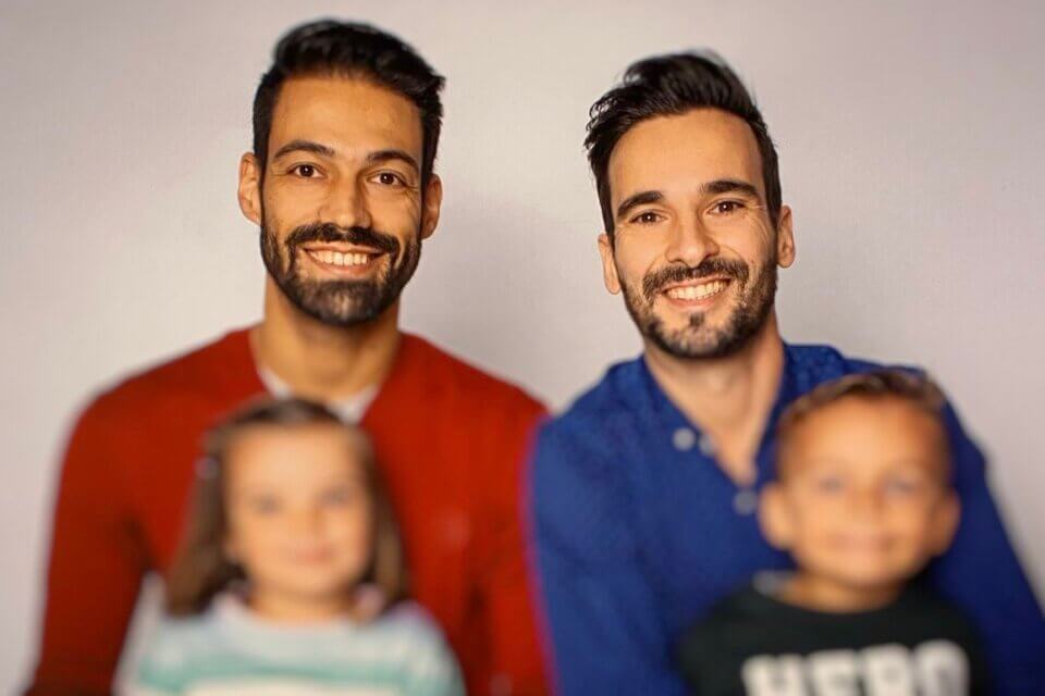 Lluís Guilera, il presentatore spagnolo replica così agli omofobi che insultano la sua famiglia arcobaleno - Lluis Guilera 2 - Gay.it