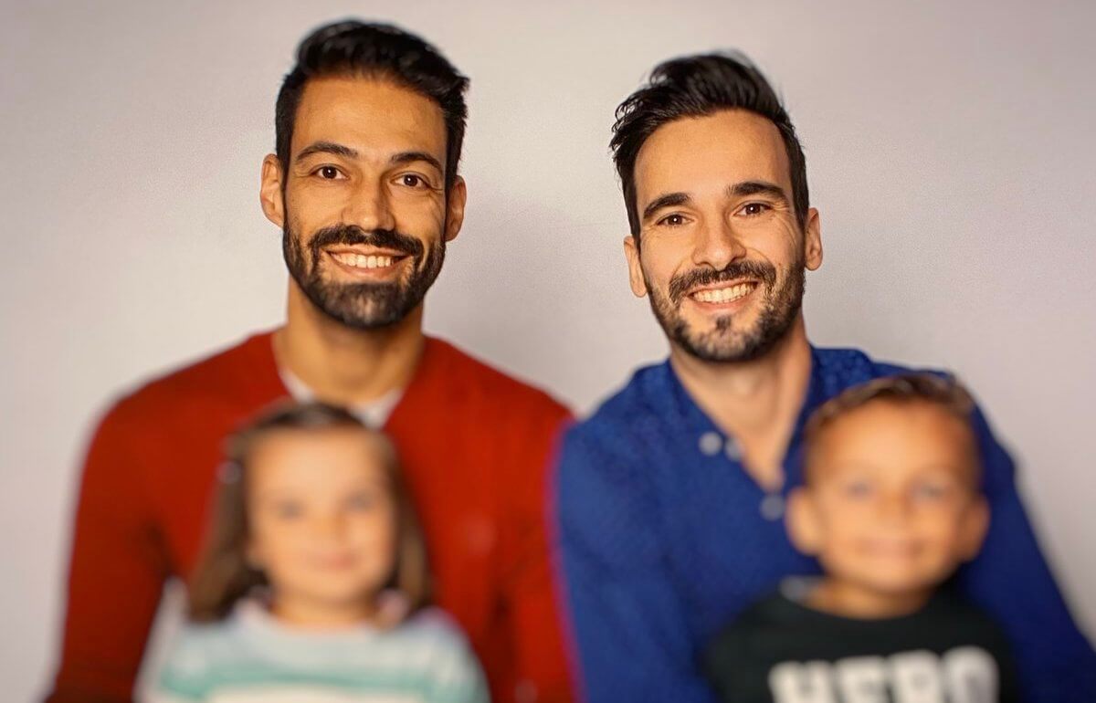 Lluís Guilera, il presentatore spagnolo replica così agli omofobi che insultano la sua famiglia arcobaleno