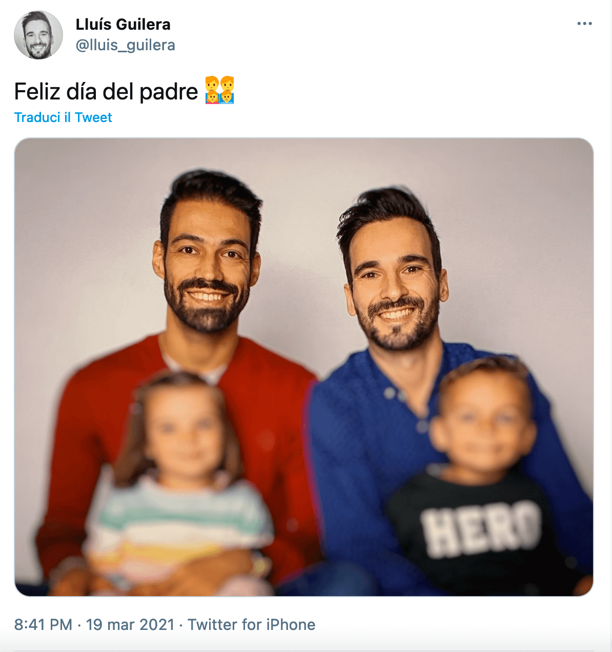 Lluís Guilera, il presentatore spagnolo replica così agli omofobi che insultano la sua famiglia arcobaleno - Lluis Guilera 3 - Gay.it