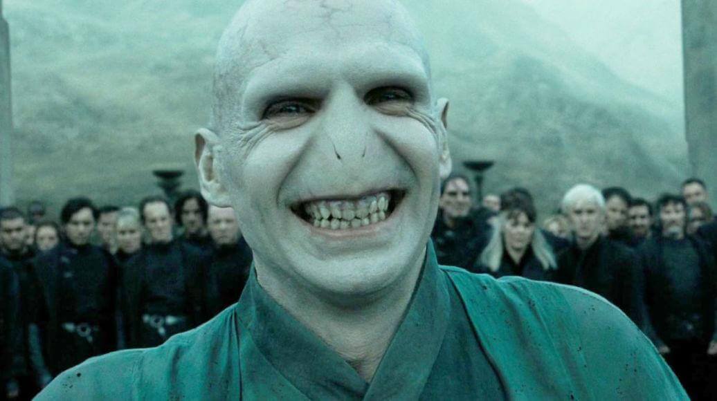 Ralph Fiennes difende J.K. Rowling dalle accuse di transfobia: “Odio inquietante nei suoi confronti”