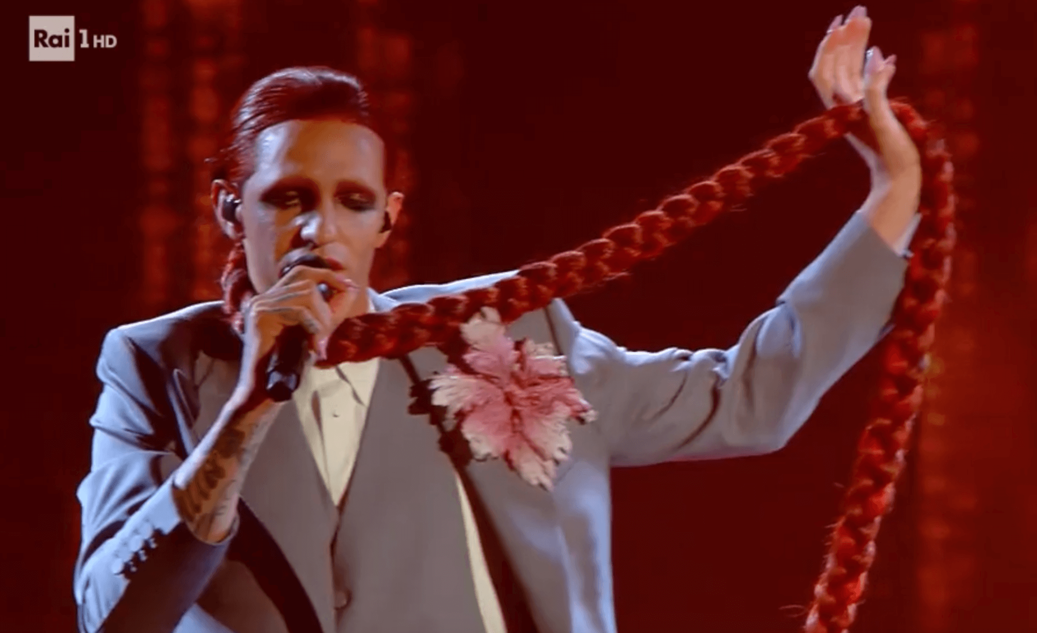 Sanremo 2021, Achille Lauro celebra Mina: "Godere è un obbligo, Dio benedica chi gode" (FOTO) - Sanremo Achille Lauro - Gay.it