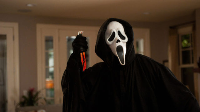 Scream 7 sarà diretto dal 1° regista dichiaratamente gay della storia del franchise horror (da sempre cult queer) - Scream di Wes Craven - Gay.it