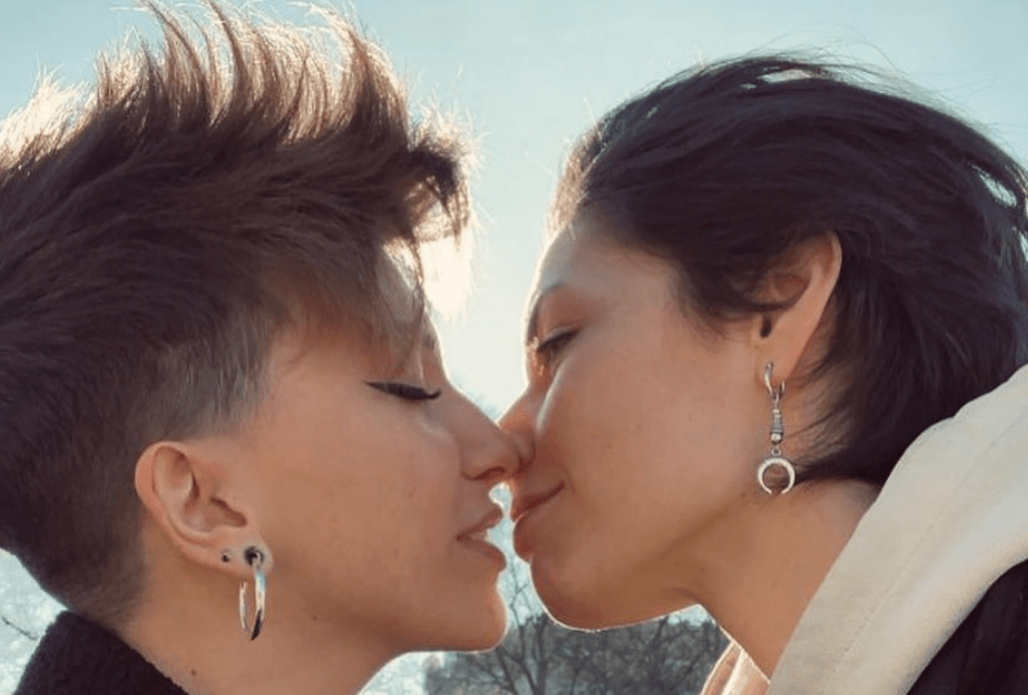 "Ci sono i bambini perché vi baciate?", ma Valentina e Aurora zittiscono l'omofobo: "Vai via!" - il video è virale - Valentina e Aurora - Gay.it