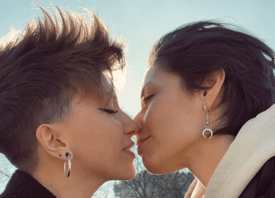 “Ci sono i bambini perché vi baciate?”, ma Valentina e Aurora zittiscono l’omofobo: “Vai via!” – il video è virale