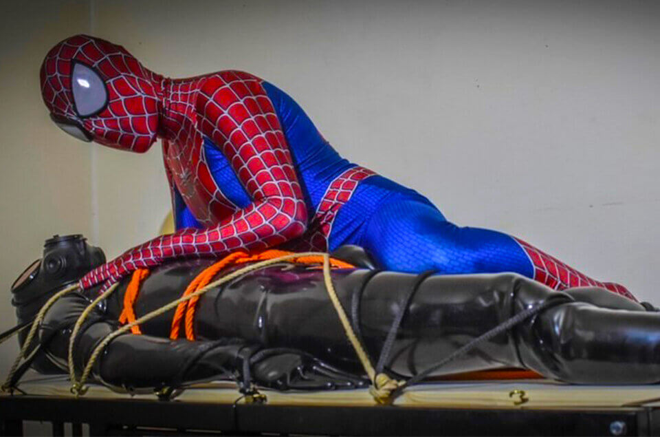 Cosplayheroboi, quando la passione per i supereroi arriva sotto le lenzuola