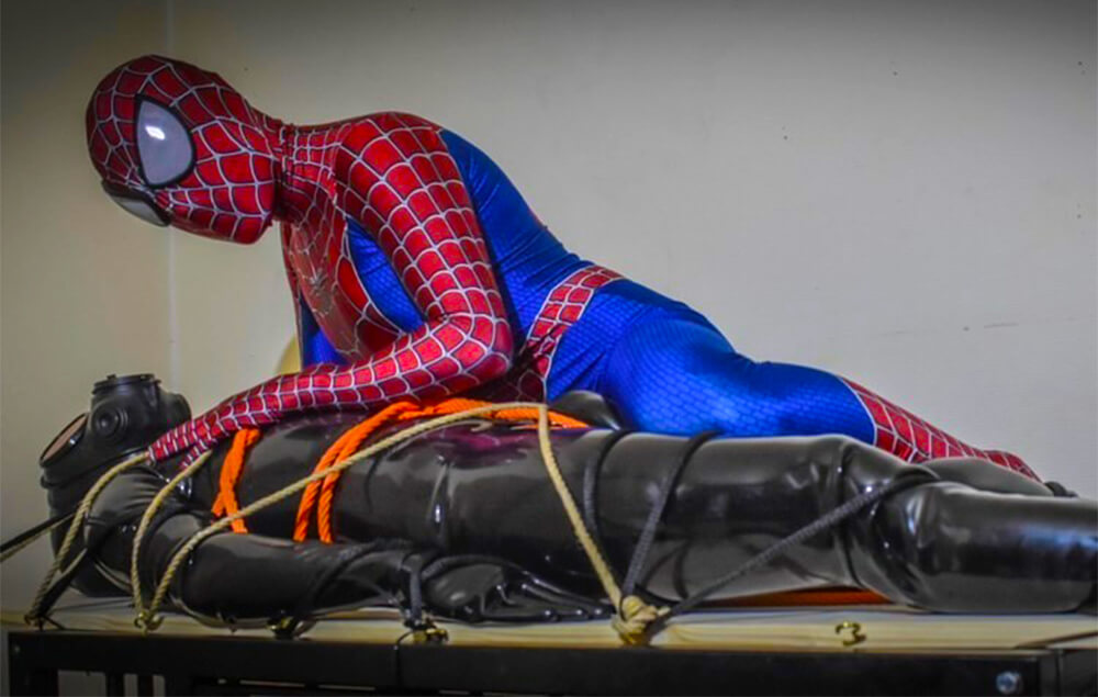 Cosplayheroboi, quando la passione per i supereroi arriva sotto le lenzuola