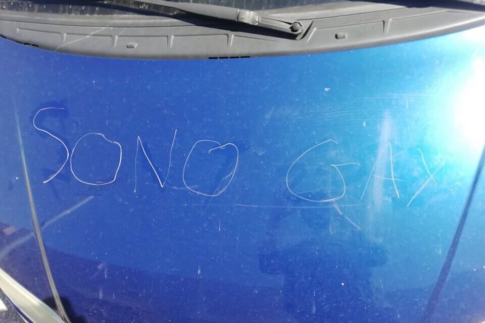 Perugia, gli sfregiano l'auto con la scritta "SONO GAY" - foto episodio omofobia - Gay.it