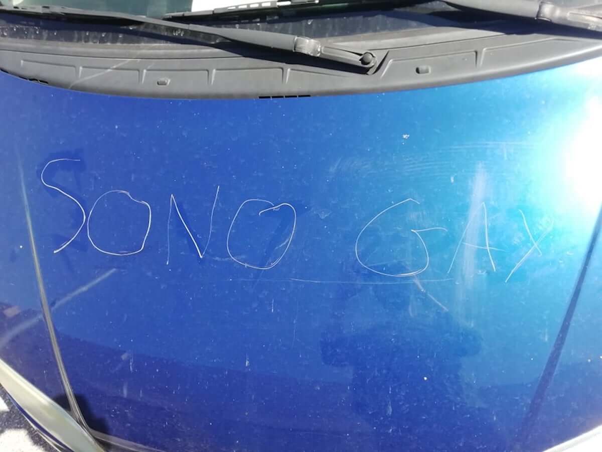 Perugia, gli sfregiano l’auto con la scritta “SONO GAY”