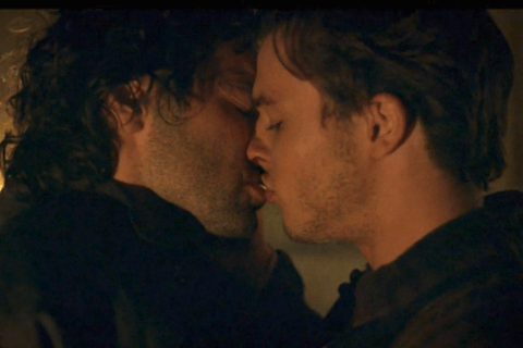 Leonardo, social impazziti per la rappresentazione gay di Da Vinci: "Amore senza censure, brava Rai" - leonardo bacio gay rai 4 - Gay.it