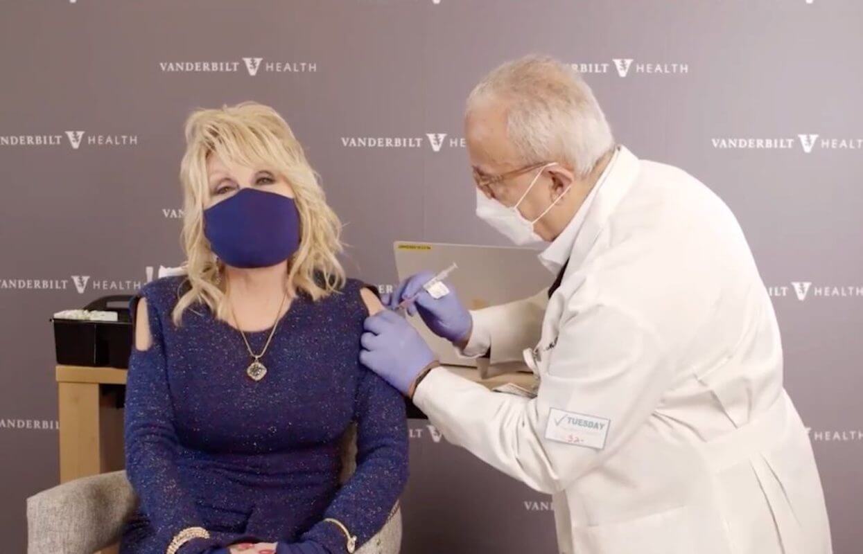 Il messaggio di Dolly Parton dopo aver ricevuto il vaccino contro il Covid 19