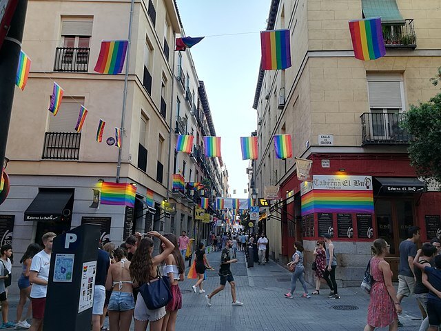 tour lgbt madrid, quartiere lgbt chueca, itinerari a piedi gay