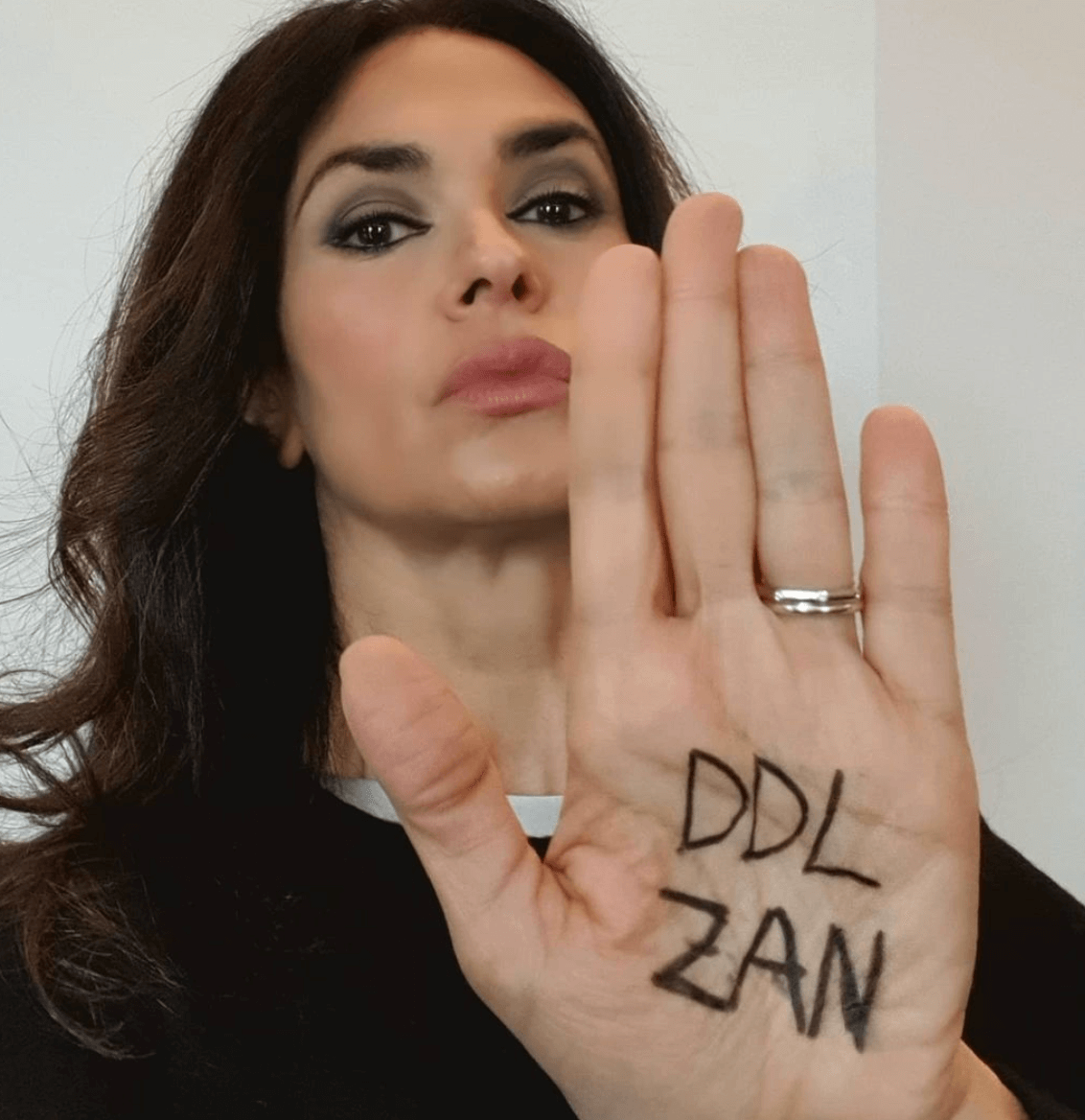 #DiamociUnaMano, continua il sostegno 'vip' al DDL Zan: Fasano, D'Avena, Iezzi, Amoroso, Taffo e tanti altri - Cucinotta DDL Zan - Gay.it