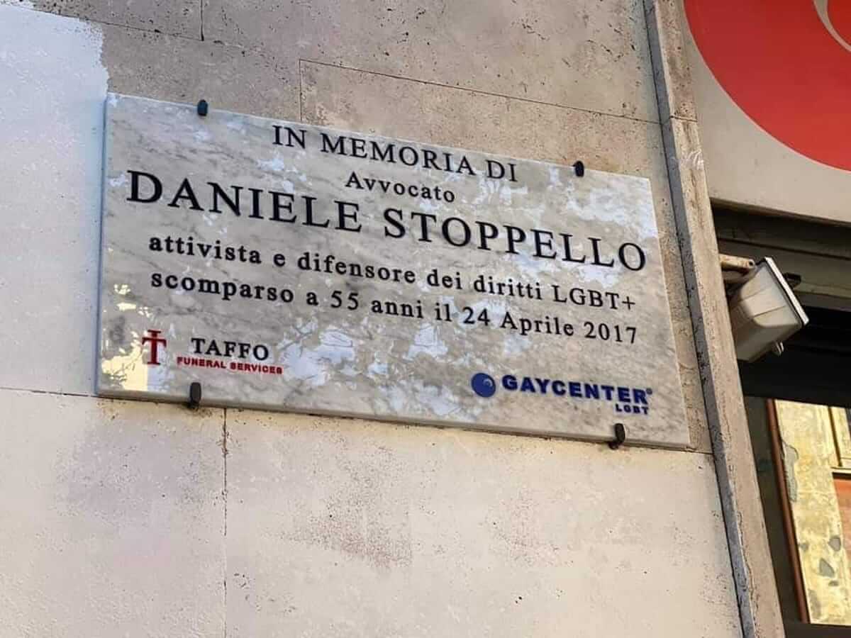 Roma, inaugurata una targa commemorativa in memoria dell’attivista LGBT Daniele Stoppello