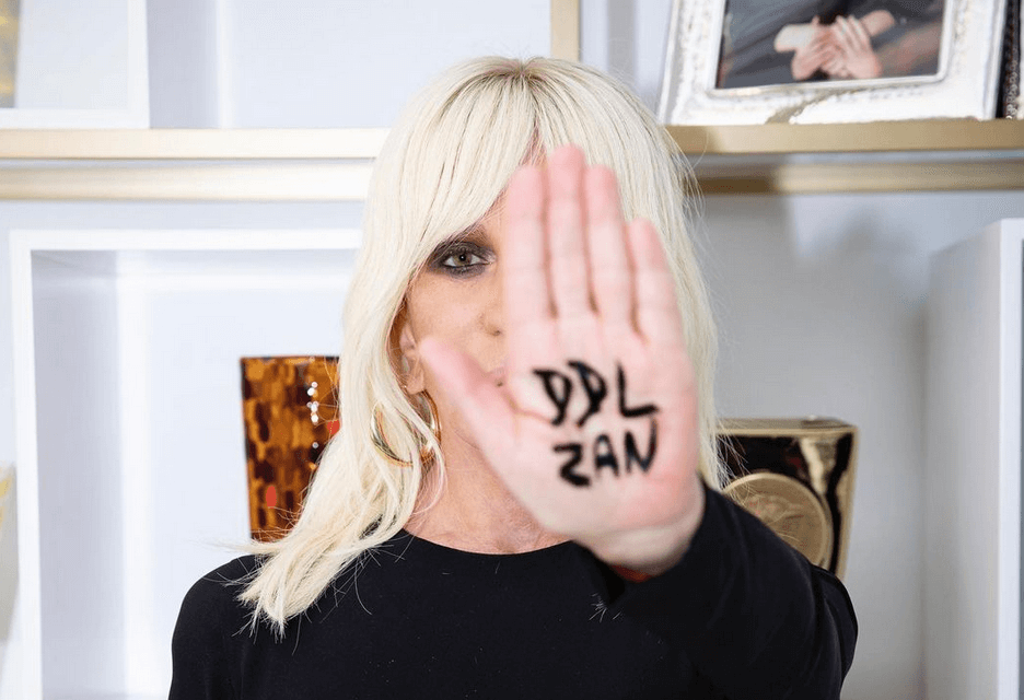 Donatella Versace sostiene il DDL Zan: "Scegliamo l’amore sull’odio, scegliamo il rispetto e l'inclusione" - Donatella Versace DDL Zan - Gay.it