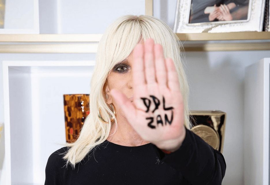 Donatella Versace sostiene il DDL Zan: “Scegliamo l’amore sull’odio, scegliamo il rispetto e l’inclusione”