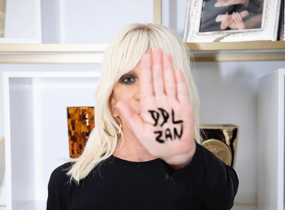 Donatella Versace sostiene il DDL Zan: “Scegliamo l’amore sull’odio, scegliamo il rispetto e l’inclusione”