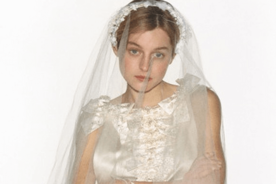 Emma Corrin di The Crown ha fatto coming out? “Sono una sposa queer”