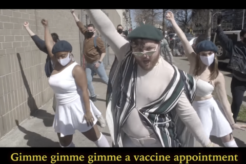 L'appuntamento per un vaccino contro il Covid-19 diventa parodia con "Gimme Gimme Gimme" degli ABBA - VIDEO - Gimme Gimme Gimme degli ABBA diventa parodia Vaccino - Gay.it