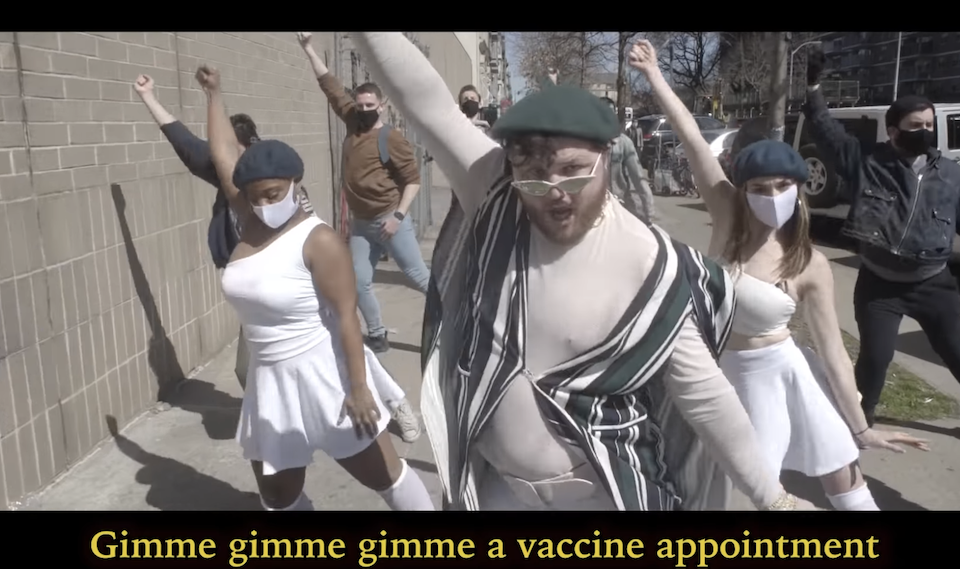 L’appuntamento per un vaccino contro il Covid-19 diventa parodia con “Gimme Gimme Gimme” degli ABBA – VIDEO