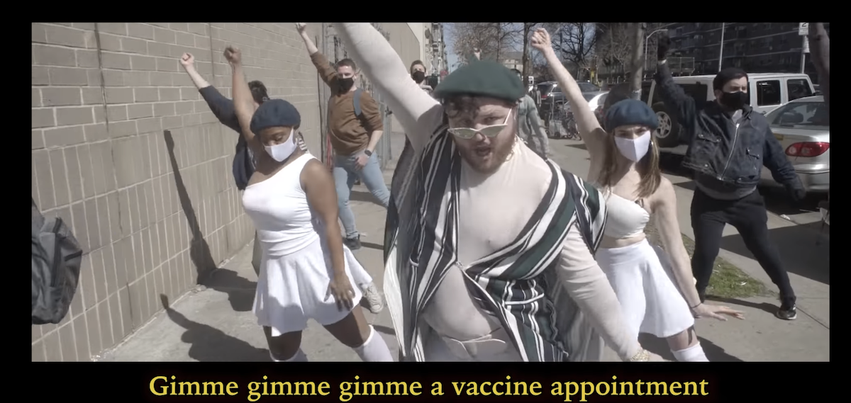L’appuntamento per un vaccino contro il Covid-19 diventa parodia con “Gimme Gimme Gimme” degli ABBA – VIDEO