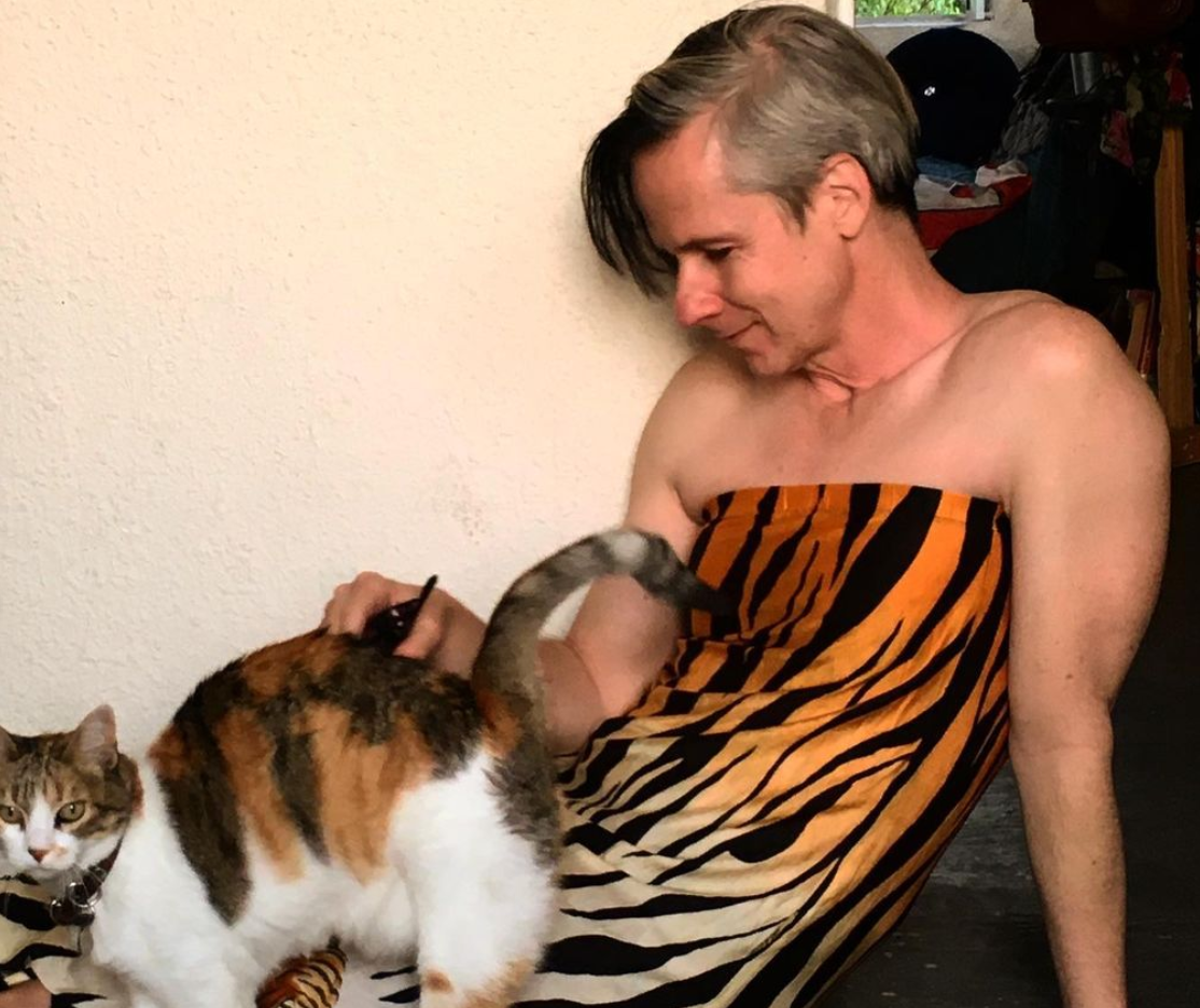 Joe Exotic, John Cameron Mitchell sarà Tiger King nella serie Universal - Joe Exotic John Cameron Mitchell Tiger King - Gay.it