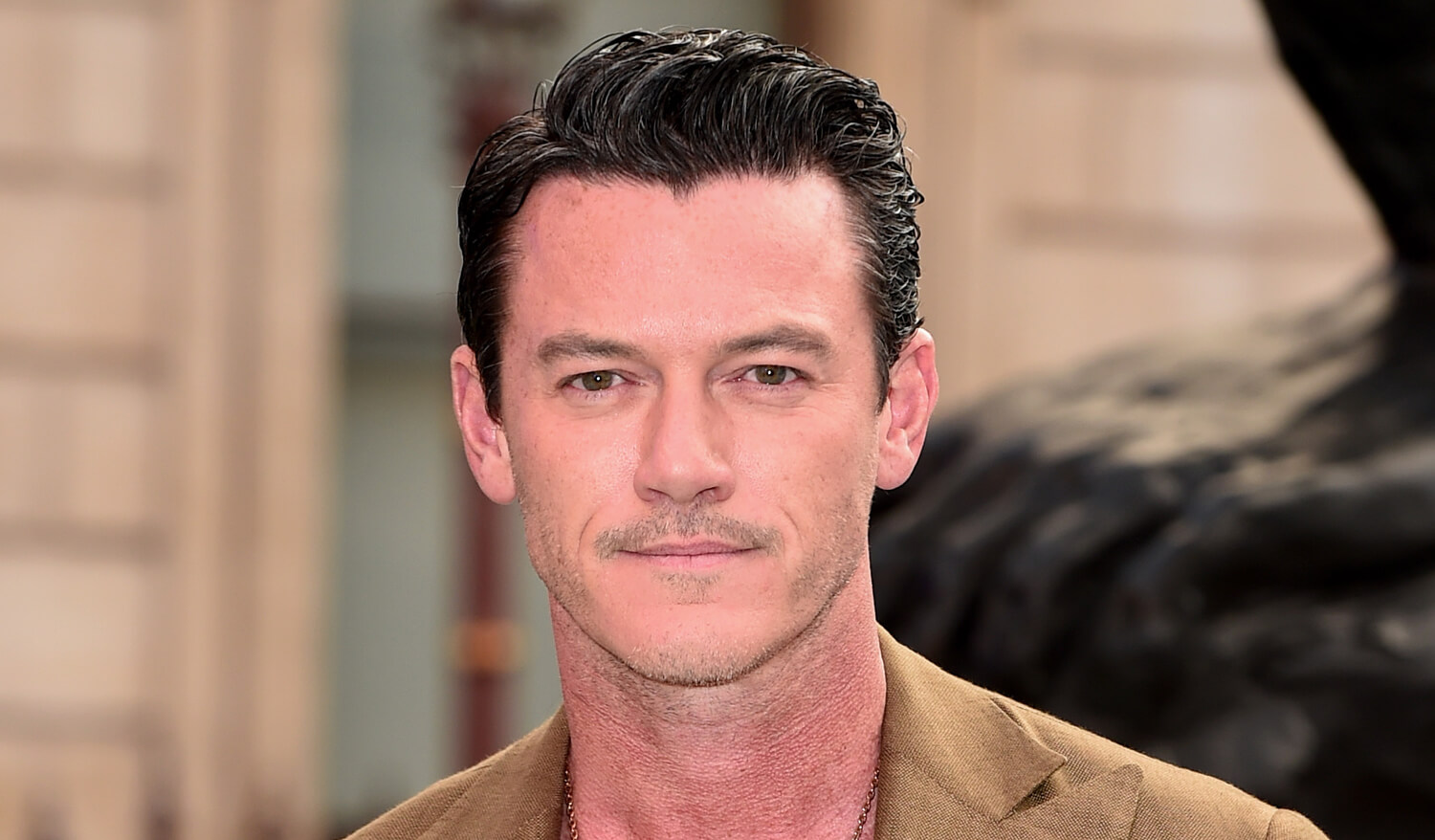 Luke Evans, l’attore orgogliosamente gay che sogna la paternità