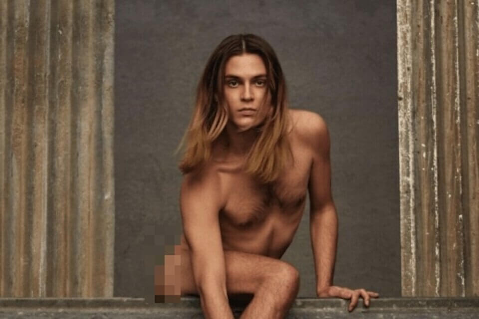 Omofobia sul modello nudo con la borsa, la replica di Maison Valentino: "L'odio non è libertà di espressione" - Michael Bailey Gates - Gay.it
