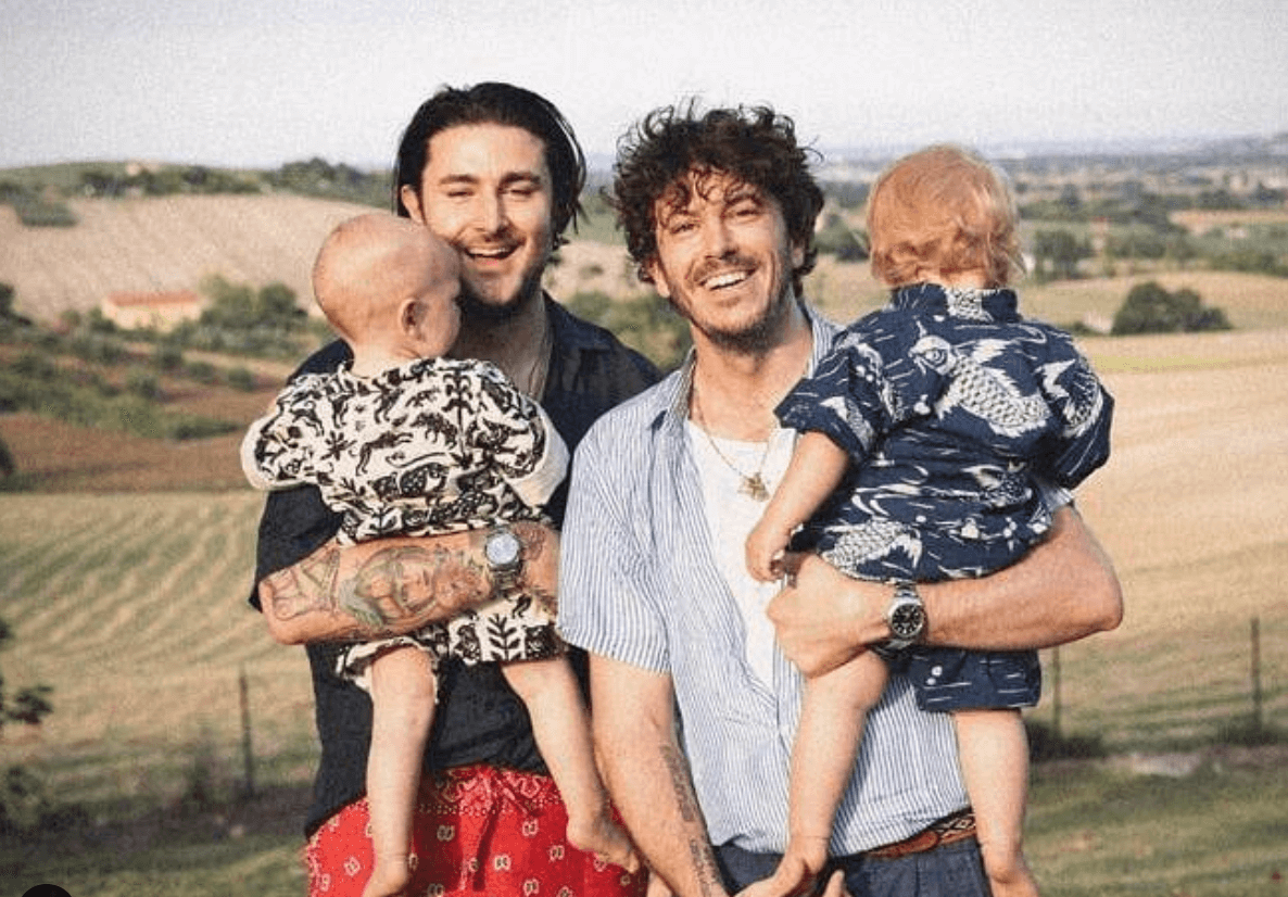 Nick Cerioni e Leandro Emede, papà di due gemelli: “La nostra famiglia è benedetta, checché ne dica la Chiesa”