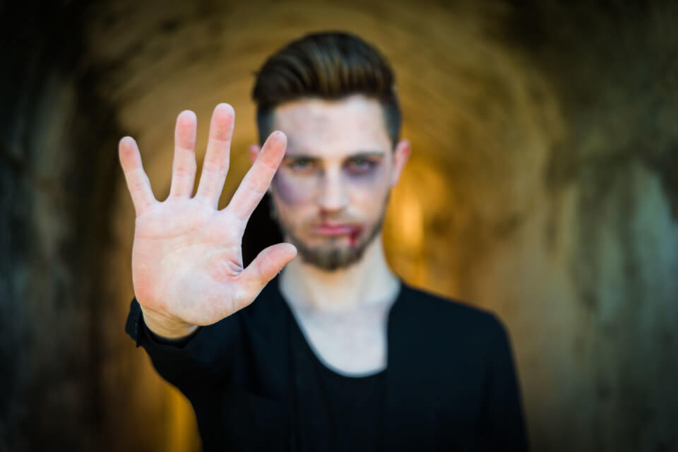 Arezzo, aggredito e disconosciuto dopo il coming out: “Preso a calci e pugni da mamma e zio”