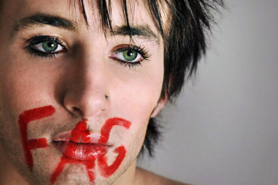 “Fai schifo”, “Povera Italia”, omofobo aggredisce ragazzo gay sui mezzi pubblici a Roma – VIDEO