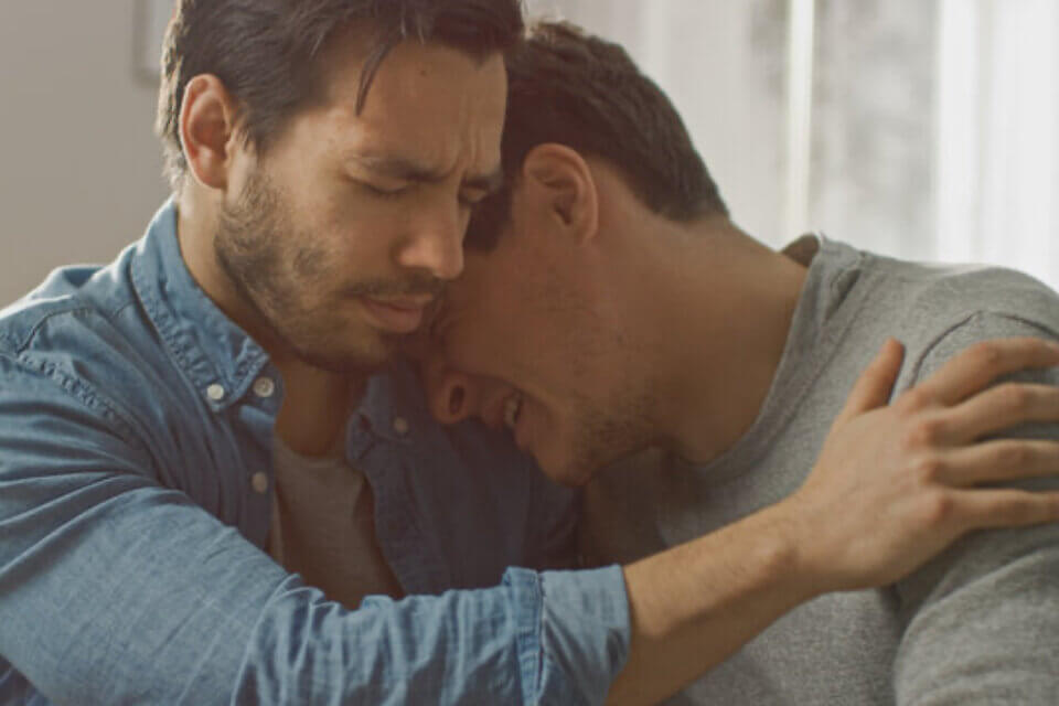 Cuneo, aggressione ad una coppia gay: "Fr*ci di mer*a! Ricch*oni!” - Omofobia 3 - Gay.it