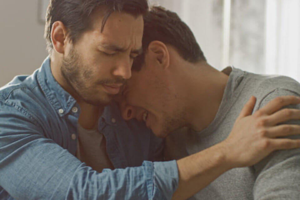 Cuneo, aggressione ad una coppia gay: “Fr*ci di mer*a! Ricch*oni!”